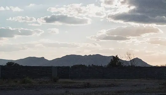 Vista del cerro del muerto desde el fraccionamiento de terrenos Bosque Central ubicado en Aguascalientes